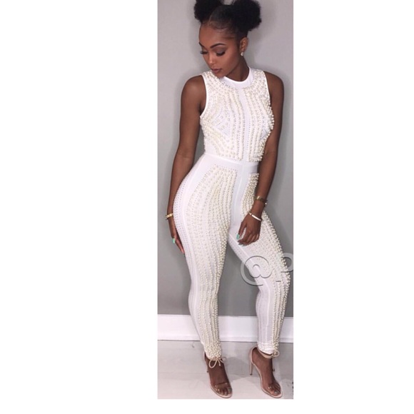 H P . Solid Jumpsuit with pearls. - Picture 2 of 4